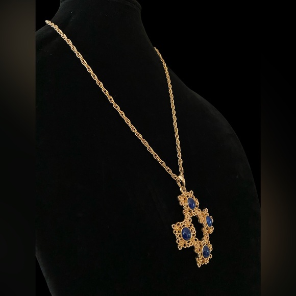 Vintage Sarah Coventry Victoria Blue Cross Pendant Necklace - Picture 3 of 9